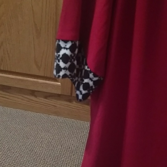 Super cute red top with black/white trim - Picture 4 of 4